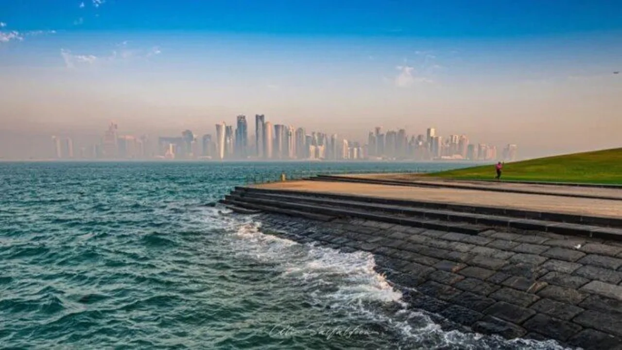 أرصاد قطر تحذر من رطوبة وضباب خفيف على الساحل الليلة